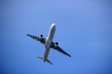 Orta ölçekli uçak, kalkıştan sonra birkaç saniye