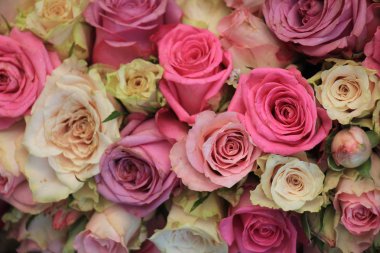 Çiçekli bir düğün süslemesinde karışık pembe güller.