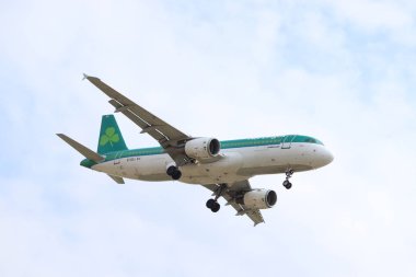 Amsterdam Hollanda - 22 Temmuz 2018: Ei-Dej Aer Lingus Airbus A320-200 son yaklaşma Schiphol Zwanenburgbaan pist, Amsterdam Airport Schiphol için