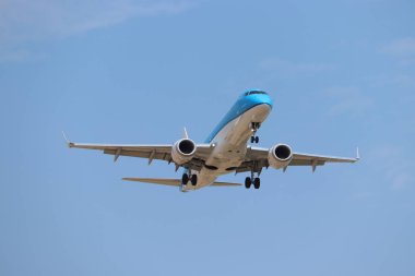 Amsterdam Hollanda - 22 Temmuz 2018: Schiphol Zwanenburgbaan pist, Amsterdam Airport Schiphol için Ph Exy kım Cityhopper Embraer Erj-190 son yaklaşma