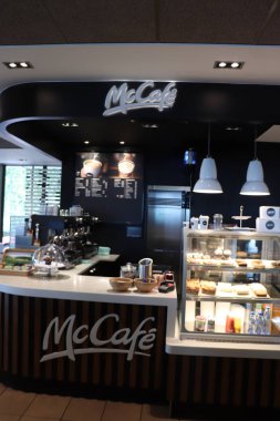 Amsterdam Hollanda - 22 Temmuz 2018: Mccafe kahve sayaç bir Mcdonalds restoranda. McCafe sahibi ve Mcdonalds tarafından işletilen bir markadır