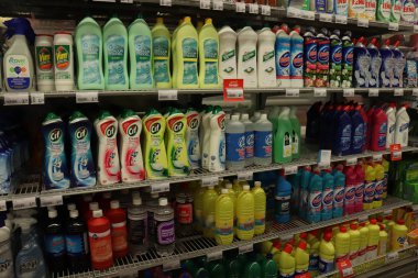 Haarlem, Hollanda, 22nd Temmuz 2018: çeşitli temizlik ürünleri ve deterjanlar için bir süpermarkette. Metin etiketleri: ürün açıklamaları Euro Hollanda, fiyatlarındaki