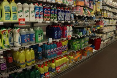 Haarlem, Hollanda, 22nd Temmuz 2018: çeşitli temizlik ürünleri ve deterjanlar için bir süpermarkette. Metin etiketleri: ürün açıklamaları Euro Hollanda, fiyatlarındaki