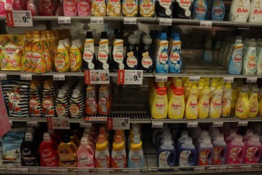 Haarlem, Hollanda, 22nd Temmuz 2018: çeşitli Çamaşırhane ve kumaş yumuşatıcılar bir süpermarkette. Metin etiketleri: ürün açıklamaları Euro Hollanda, fiyatlarındaki