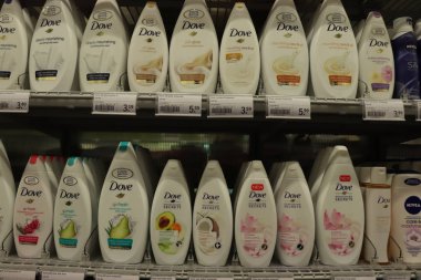 Haarlem, Hollanda, 22nd Temmuz 2018: cilt bakım ürünleri bir süpermarkette. Metin etiketleri hakkında: Felemenkçe, ürün bilgileri Euro fiyatları.