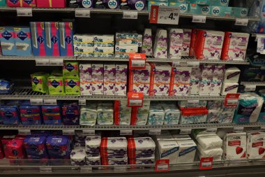 Haarlem, Hollanda, 22nd Temmuz 2018: Sıhhi Peçete ve diğer kadın hijyen ürünleri bir süpermarkette çeşitli markalar. Metin etiketleri hakkında: Felemenkçe, ürün bilgileri Euro fiyatları.