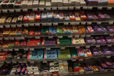 Haarlem, Hollanda, 22nd Temmuz 2018: çikolata bir süpermarkette çeşitli markalar. Metin etiketleri hakkında: Felemenkçe, ürün bilgileri Euro fiyatları.