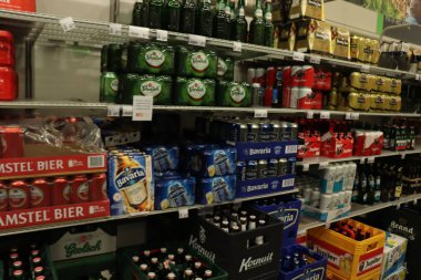 Haarlem, Hollanda, 22nd Temmuz 2018: çeşitli markalar bira bir süpermarkette. Metin etiketleri hakkında: Felemenkçe, ürün bilgileri Euro fiyatları.
