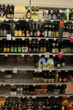 Haarlem, Hollanda, 22nd Temmuz 2018: çeşitli markalar bira bir süpermarkette. Metin etiketleri hakkında: Felemenkçe, ürün bilgileri Euro fiyatları.