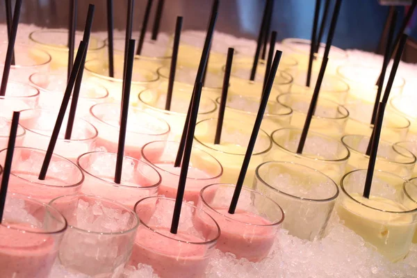 Čerstvé Ovocné Koktejly Ledu Samoobslužné Restauraci — Stock fotografie
