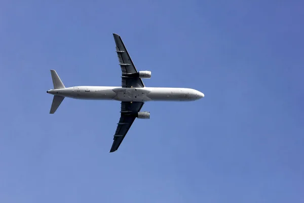 Avión Mediano Unos Segundos Después Del Despegue — Foto de Stock