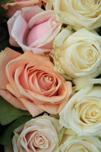 Pastelové Růže Různých Barvách Smíšeném Svatebním Uspořádání — Stock fotografie