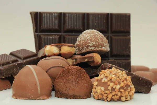 Verschiedene Arten Von Pralinen Bonbons Und Scherben Einer Schokoriegel — Stockfoto