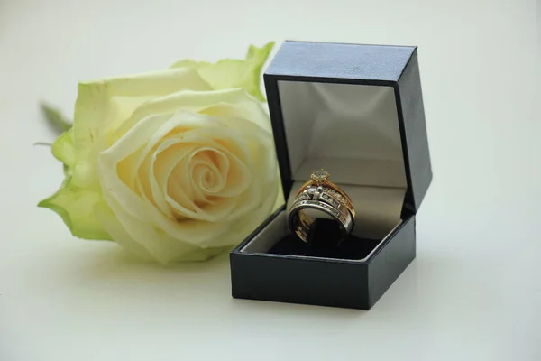 Zásnubní Prsteny Krabicích Bílé Růži — Stock fotografie
