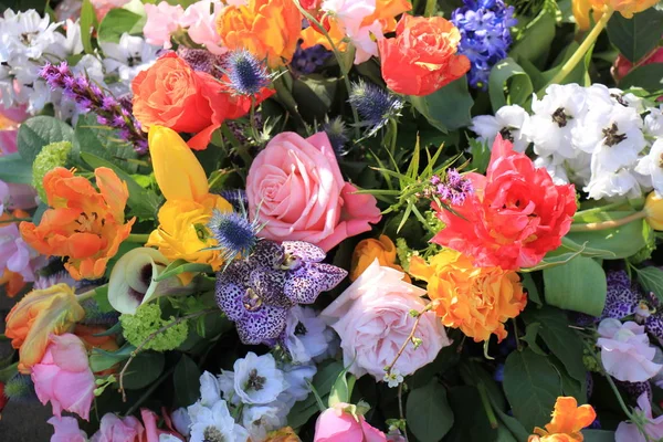 Gemischter Blumenschmuck Verschiedene Blumen Verschiedenen Farben Für Eine Hochzeit — Stockfoto