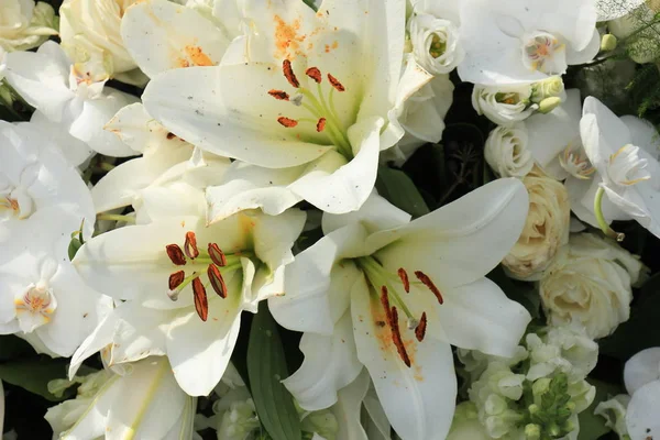 Gros Lys Blancs Dans Une Décoration Mariage Floral — Photo