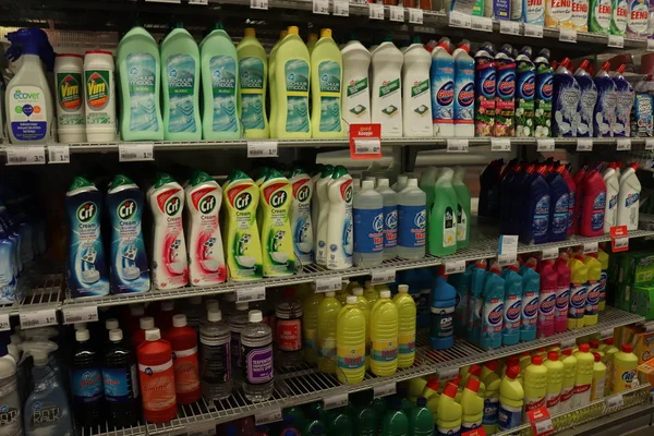 哈勒姆 2018年7月22日 在超级市场的各种清洁产品和洗涤剂 标签上的文本 产品说明荷兰语 欧元价格 — 图库照片
