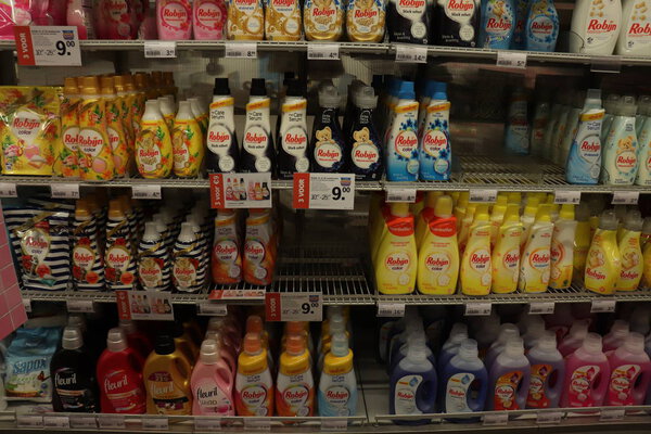 Харлем, Нидерланды, 22 июля 2018 года: различные стиральные и тканевые смягчатели в супермаркете. Текст на этикетках: описания продукции на голландском языке, цены в евро
