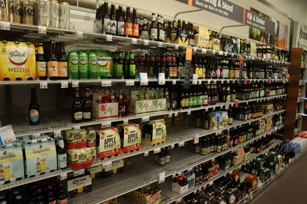 Haarlem, Hollanda, 22nd Temmuz 2018: çeşitli markalar bira bir süpermarkette. Metin etiketleri hakkında: Felemenkçe, ürün bilgileri Euro fiyatları.
