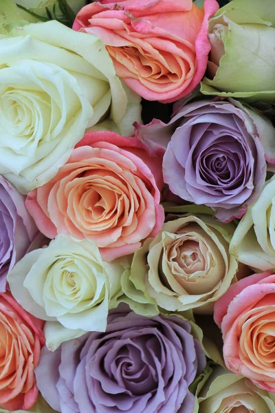 Vegyes Virágos Esküvői Dekoráció Rózsák Különböző Pasztell Színekben — Stock Fotó