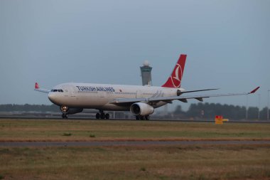 Amsterdam Hollanda - 26 Temmuz 2018: Tc-Jnm Türk Hava Yolları'nın Airbus A330-300 kalkış Polderbaan pist, Amsterdam Airport Schiphol üzerinden
