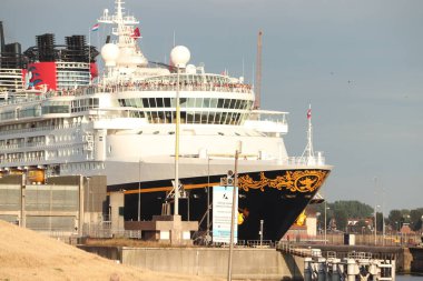IJmuiden, Hollanda - 30th Temmuz 2018: Disney Magic Kuzey Denizi kilit, Ijmuiden bırakarak.
