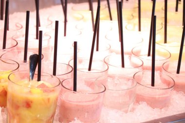 Bir self-servis restoranında taze meyve püresi.