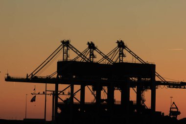 Gün batımında sanayi bölgesinin silüeti