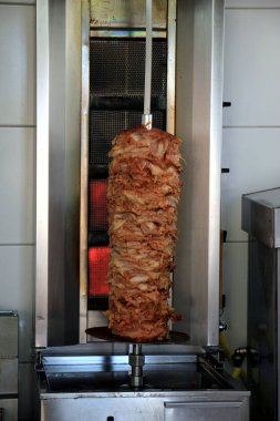 Shawarma et bir restoranda geleneksel Orta Doğu yemek ızgara