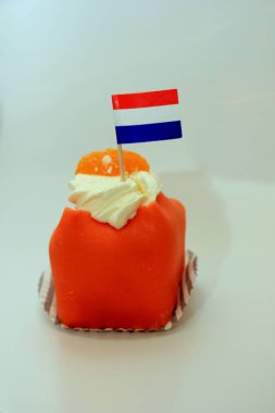 27 Nisan 'daki Kral Bayramı' nı kutlamak için Hollanda bayraklı turuncu badem ezmesi. Turuncu Hollanda 'da ulusal renktir.