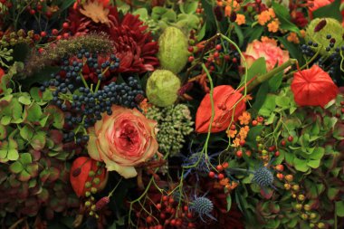 Sonbahar çiçek aranjmanı karışık: Güz düğün için farklı sonbahar renkleri çeşitli çiçekler