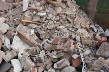 Tuğla kırık bir çöplükte bir inşaat sitesinde