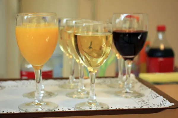 不同种类的红酒和橙汁 送达婚礼酒会 — 图库照片