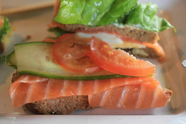 Een Verse Zalm Sandwich Gerookte Zalm Sla Verse Dille — Stockfoto