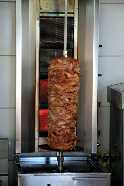 Daging Shawarma Sebuah Restoran Hidangan Panggang Tradisional Dari Timur Tengah — Stok Foto