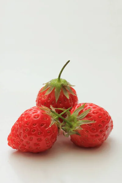 Große Frische Erdbeeren Auf Weißem Hintergrund — Stockfoto