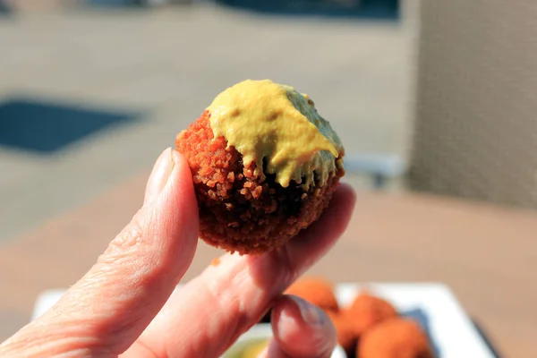 Bitterballen Holandés Con Mostaza Albóndigas Fritas Rellenas Calientes Servido Los —  Fotos de Stock