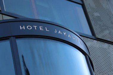 Amsterdam, Hollanda - 29 Eylül 2018: Hotel Jakarta giriş. Hotel Jakarta sürdürülebilir inşa edilmiş lüks bir bahar 2018 yılında açılan Amsterdam şehir merkezine yakın oteldir