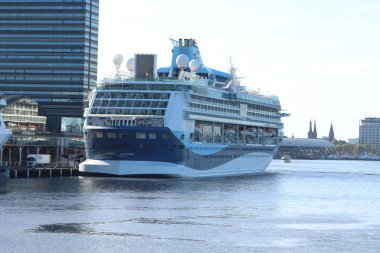 Amsterdam, Hollanda - 29 Eylül 2018: Yolcu Terminal Amsterdam, TUI Grup, eski ihtişamını denizlerin tarafından işletilen Marella keşif demirledi.