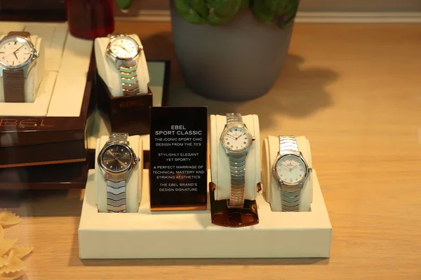 Heemstede 2018年9月29日 在商店橱窗里的玉的手表 是自1911年以来的奢侈品瑞士手表制造商 — 图库照片