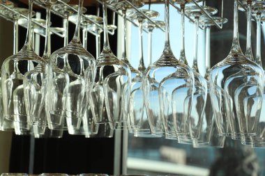 Bir restoranda grup büyük şarap gözlük