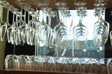 Bir restoranda grup büyük şarap gözlük