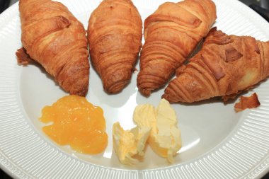 Taze kruvasan ve limon lor kahvaltı masasında