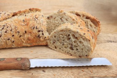 Taze kepekli baget ahşap bir cutboard üzerinde