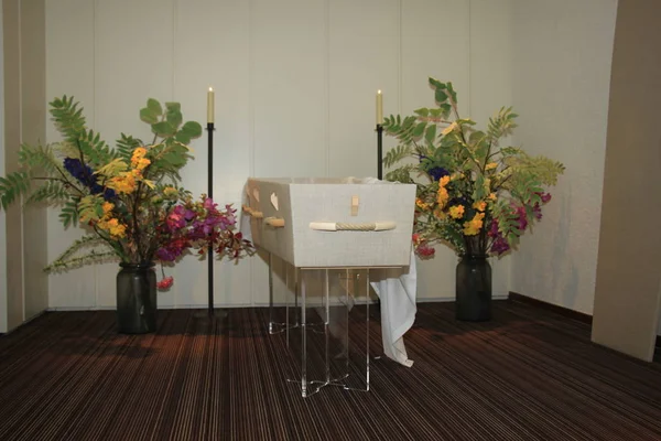 Caixão Moderno Uma Casa Funerária Com Flores Velas — Fotografia de Stock