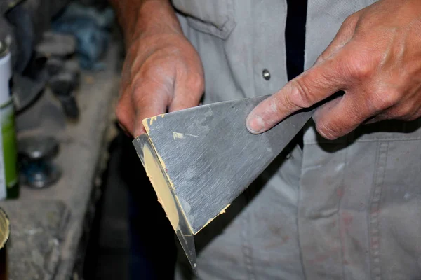 Homem Preparando Enchimento Uma Oficina Reparação Veículos — Fotografia de Stock