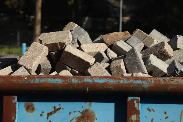 Φορτωμένο Dumpster Διάθεσης Απορριμμάτων Κοντά Ένα Εργοτάξιο Φορτωμένο Τούβλα — Φωτογραφία Αρχείου
