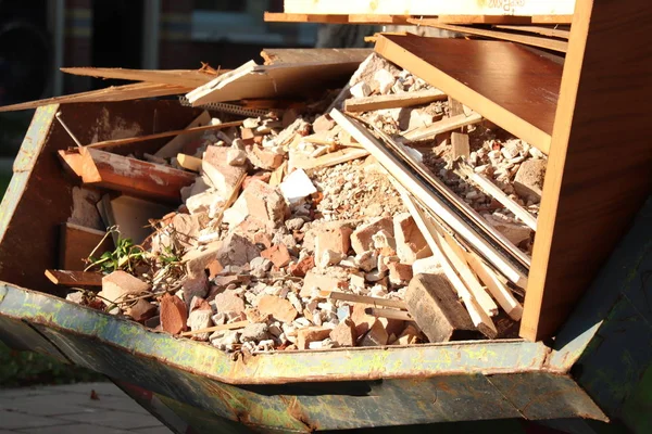 Φορτωμένο Dumpster Διάθεσης Απορριμμάτων Κοντά Ένα Εργοτάξιο — Φωτογραφία Αρχείου