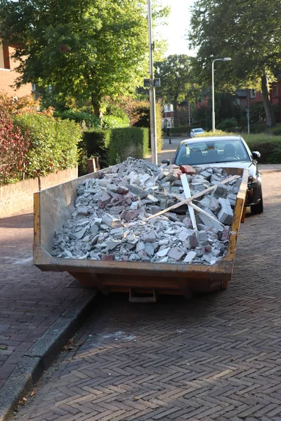 Geladen Dumpster Verwijdering Bin Buurt Van Een Bouwplaats — Stockfoto