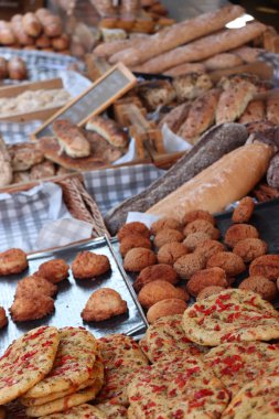 Bir markette çeşitli zanaatkar ekmekler